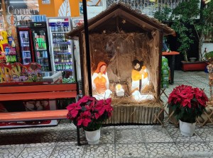 CORNER SHOP - ΚΑΝΗΘΟΣ: Στο πνεύμα των Χριστουγέννων το γνωστό παντοπωλείο