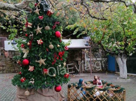 ΠΕΤΡΙΕΣ: Σε Χριστουγεννιάτικο κλίμα το όμορφο χωριό στη Νότια Εύβοια
